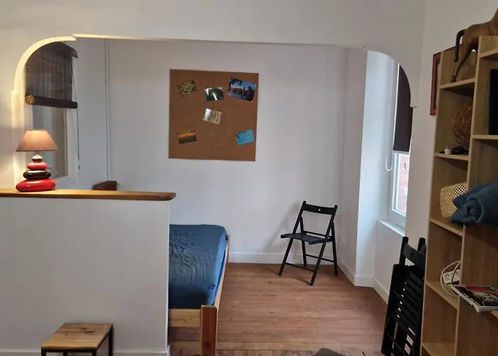 - Chateau Mi-chemin Centre Et Gare